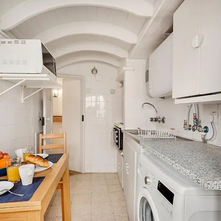 Cozy Loft In Historic Chiado 리스본